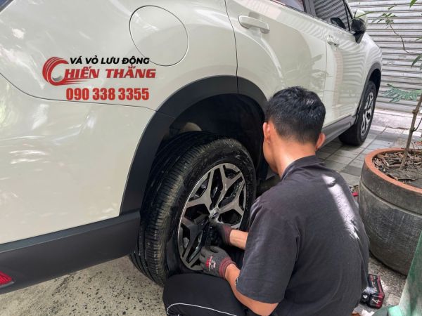Cứu hộ lốp ô tô trong ngõ hẻm nhỏ