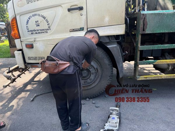 Cứu hộ lốp ô tô trong ngõ hẻm nhỏ