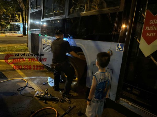 Dịch vụ vá xe lưu động ban đêm