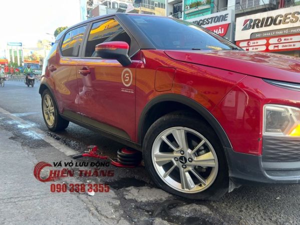 Vá vỏ ô tô điện Vinfast tận nơi