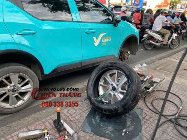 Vá vỏ ô tô điện Vinfast tận nơi