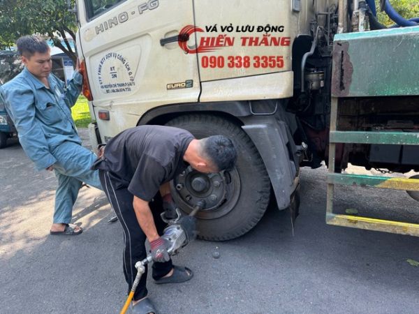 Vá vỏ ô tô lưu động phường Vĩnh Hội