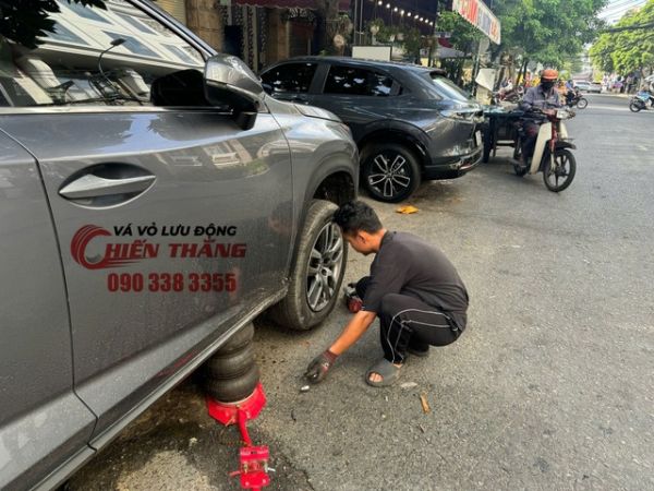 Vá vỏ ô tô lưu động phường Xóm Chiếu