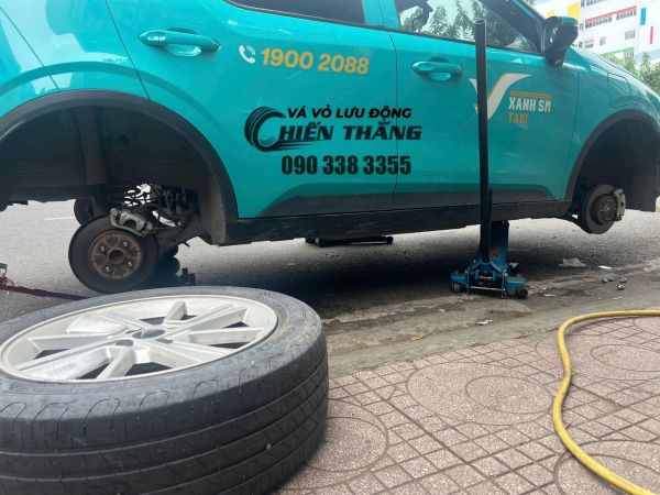 Vá vỏ xe VinFast lưu động TPHCM