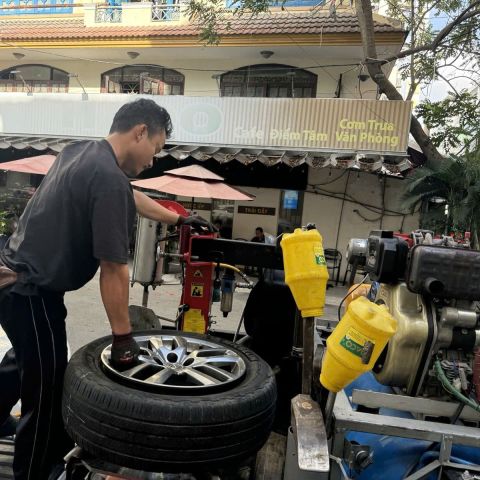 Vá xe ô tô lưu động đường 3 tháng 2