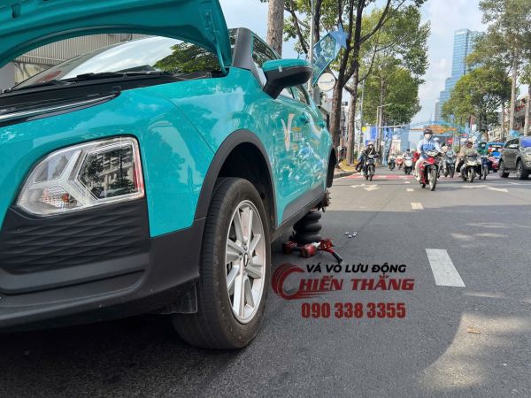 Vá xe ô tô lưu động đường Nguyễn Văn Linh - TPHCM