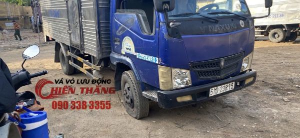 Vá xe ô tô lưu động đường Nguyễn Văn Linh - TPHCM