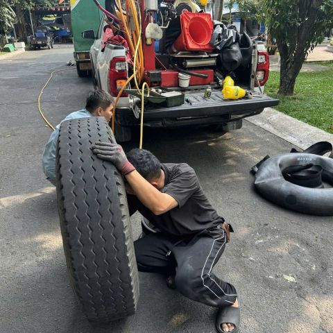 Vá xe ô tô lưu động đường Võ Văn Kiệt