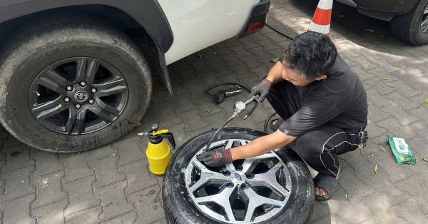 Vá xe ô tô lưu động đường Võ Văn Kiệt