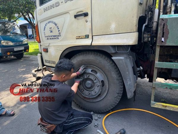Vá xe ô tô lưu động quận 11