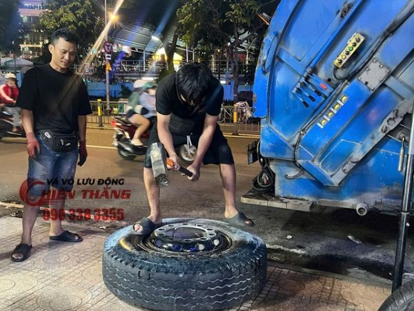 Vá xe ô tô lưu động quận 11