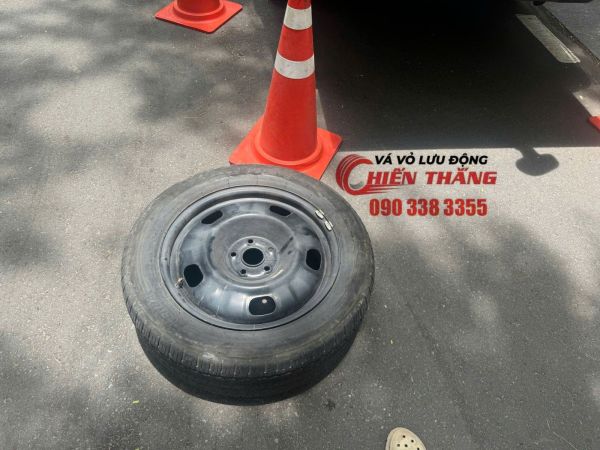 Vá xe ô tô lưu động quận 2