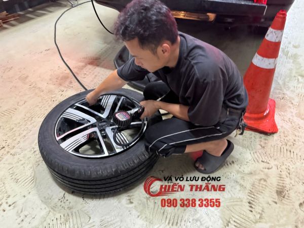 Vá xe ô tô lưu động quận Phú Nhuận