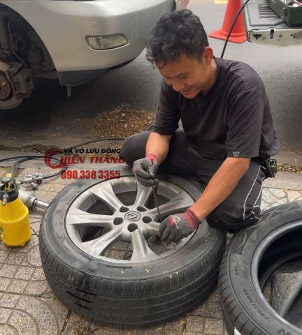 Thay lốp ô tô TPHCM 24/7