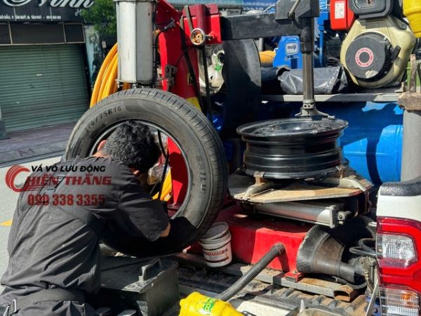 Vá Lốp Ô Tô Lưu Động Phường Phú Thuận - TPHCM