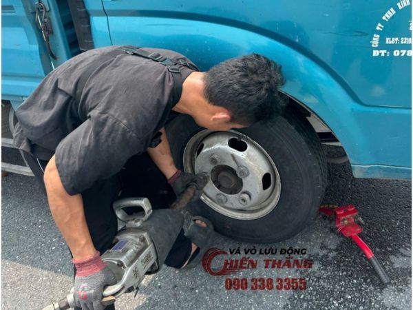 Vá lốp ô tô lưu động phường Tân Thuận - TPHCM