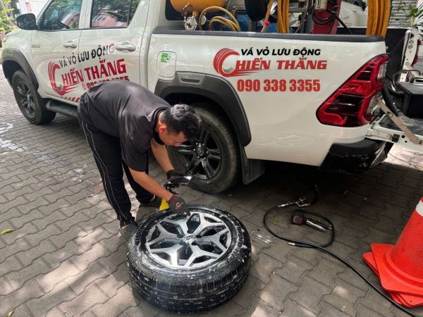 Vá vỏ ô tô lưu động phường Chợ Quán - TPHCM