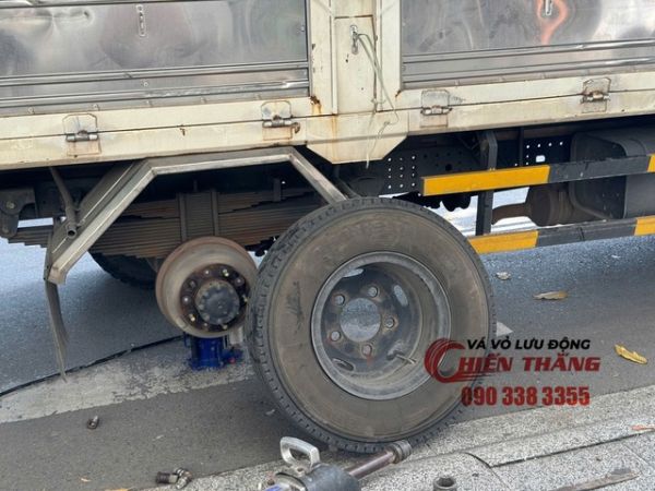 Vá vỏ ô tô lưu động phường Diên Hồng - TPHCM