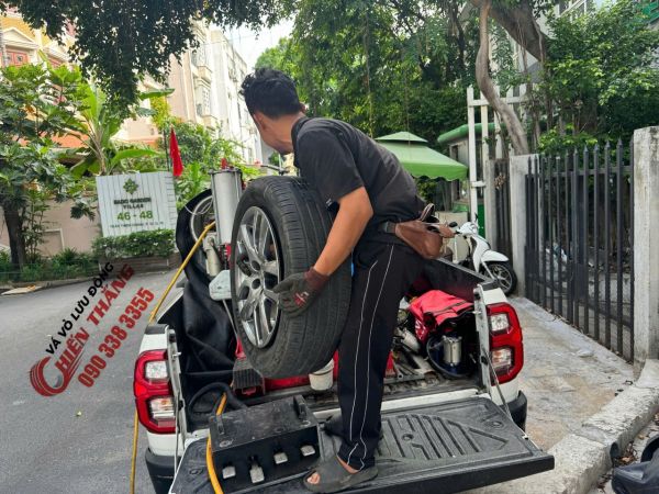 Vá xe lưu động phường Bình Đông - TPHCM