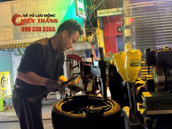 Vá xe lưu động phường Bình Phú - TPHCM