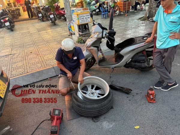 Vá xe lưu động phường Bình Tây - TPHCM