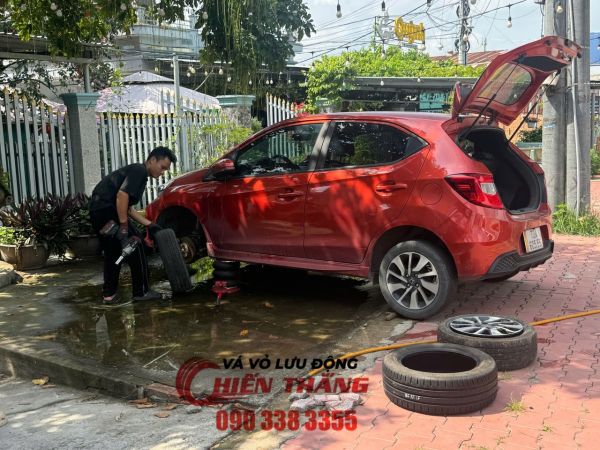 Vá xe lưu động phường Phú Lâm - TPHCM