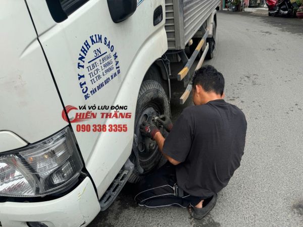 Vá xe ô tô lưu động quận Thủ Đức
