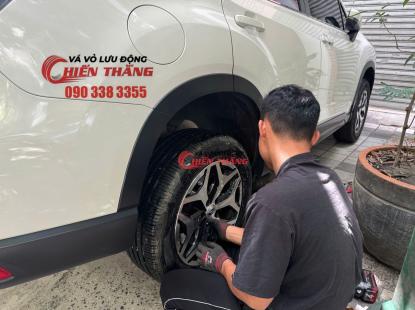 Cứu hộ lốp &ocirc; t&ocirc; trong ng&otilde; hẻm nhỏ