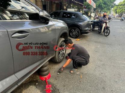 Hướng dẫn c&aacute;ch thay b&aacute;nh xe dự ph&ograve;ng