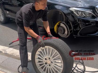 Thay lốp &ocirc; t&ocirc; ch&iacute;nh h&atilde;ng - V&aacute; Vỏ Chiến Thắng