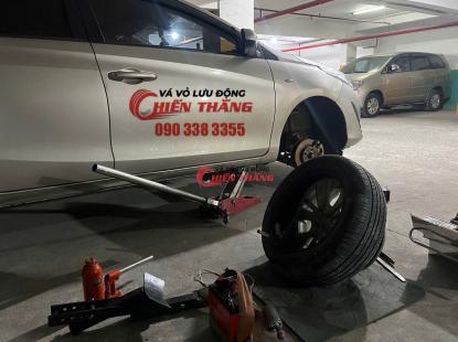 V&aacute; lốp &ocirc; t&ocirc; dưới hầm chung cư TPHCM
