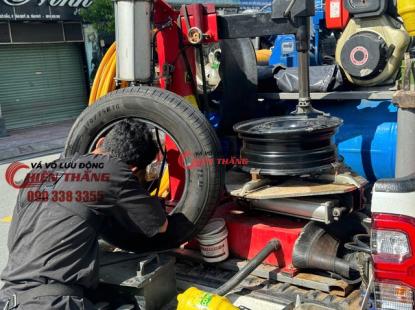 V&aacute; lốp &ocirc; t&ocirc; lưu động phường Ph&uacute; Thuận - TPHCM