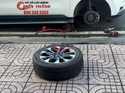 V&aacute; lốp &ocirc; t&ocirc; lưu động phường T&acirc;n Hưng - TPHCM
