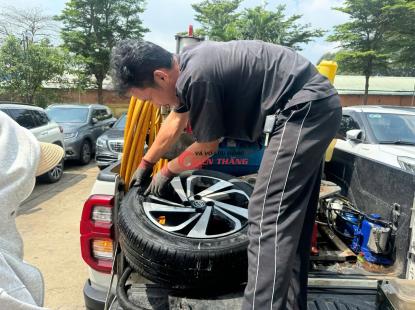 V&aacute; lốp &ocirc; t&ocirc; lưu động phường T&acirc;n Mỹ - TPHCM