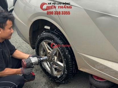 V&aacute; lốp &ocirc; t&ocirc; lưu động phường T&acirc;n Thuận - TPHCM 