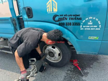 V&aacute; vỏ &ocirc; t&ocirc; lưu động phường An Đ&ocirc;ng - TPHCM
