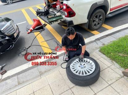 V&aacute; vỏ &ocirc; t&ocirc; lưu động phường Chợ Lớn - TPHCM
