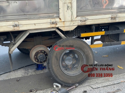 V&aacute; vỏ &ocirc; t&ocirc; lưu động phường Di&ecirc;n Hồng - TPHCM