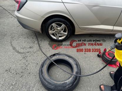 V&aacute; vỏ &ocirc; t&ocirc; lưu động phường Ho&agrave; Hưng - TPHCM