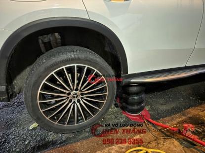 V&aacute; vỏ &ocirc; t&ocirc; lưu động phường Vườn L&agrave;i - TPHCM 