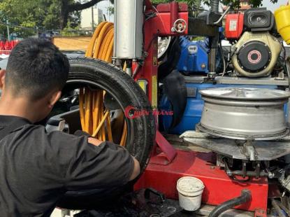 V&aacute; vỏ &ocirc; t&ocirc; lưu động TPHCM chuẩn Gara