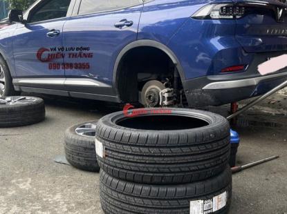 V&aacute; vỏ xe VinFast lưu động TPHCM 