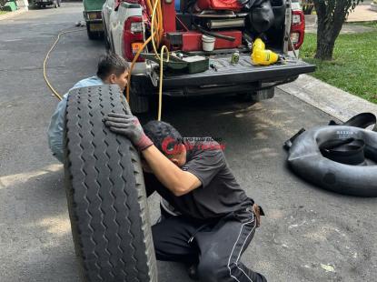 V&aacute; xe &ocirc; t&ocirc; lưu động đường V&otilde; Văn Kiệt
